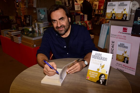 André Manoukian dédicace son livre "Sur les routes de la musique" à la librairie Décitre à Lyon, le 27 novembre 2021.