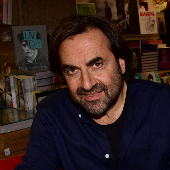 André Manoukian dédicace son livre "Sur les routes de la musique" à la librairie Décitre à Lyon, le 27 novembre 2021.