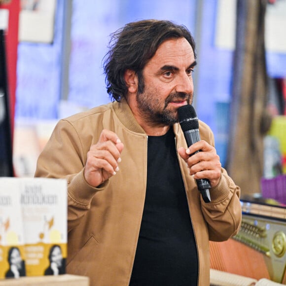 André Manoukian dédicace son livre "Sur les routes de la musique" à la librairie Filigranes à Bruxelles le 13 octobre 2021. © Frédéric Andrieu / Bestimage 