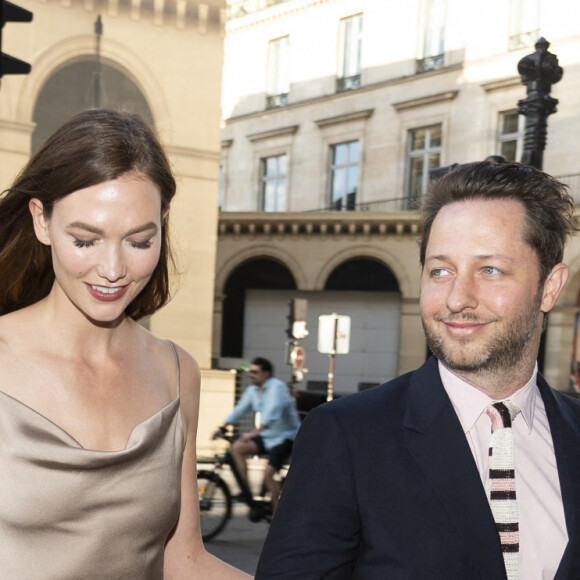 Exclusif - Karlie Kloss et un ami - Arrivées au dîner de la maison David Yurman (Joaillerie) à Paris le 5 juillet 2022 en marge des défilés de mode Haute-Couture automne-hiver 2022-2023. © Pierre Perusseau / Bestimage 