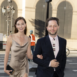 Exclusif - Karlie Kloss et un ami - Arrivées au dîner de la maison David Yurman (Joaillerie) à Paris le 5 juillet 2022 en marge des défilés de mode Haute-Couture automne-hiver 2022-2023. © Pierre Perusseau / Bestimage 