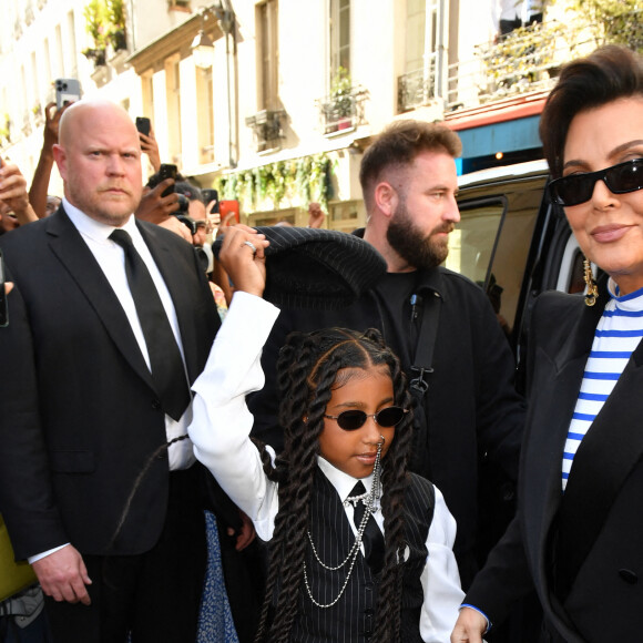 Kris Jenner et North West - Kim Kardashian, sa fille North West et sa mère Kris Jenner arrivent au défilé de mode Haute-Couture automne-hiver 2022-2023 "Jean-Paul Gaultier" au 325 rue Saint-Martin à Paris, France, le 6 juillet 2022. © Veeren-Clovis/Bestimage 