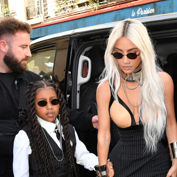 Kim Kardashian et sa fille North West - Kim Kardashian, sa fille North West et sa mère Kris Jenner arrivent au défilé de mode Haute-Couture automne-hiver 2022-2023 "Jean-Paul Gaultier" au 325 rue Saint-Martin à Paris, France, le 6 juillet 2022. © Veeren-Clovis/Bestimage 
