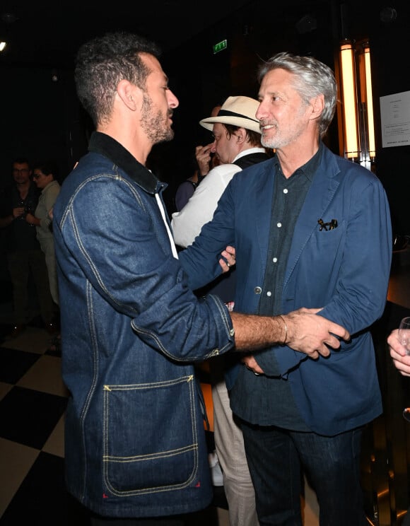 Exclusif - Vincent Dedienne, Antoine de Caunes - 100e du spectacle de Vincent Dedienne "Un soir de gala" aux théâtre Marigny à Paris, le 27 juin 2022. © Coadic Guirec/Bestimage