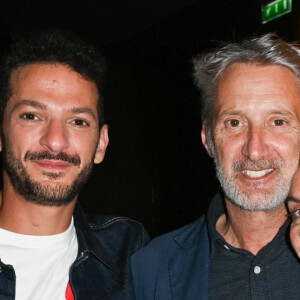 Exclusif - Vincent Dedienne, Antoine de Caunes et sa femme Daphné Roulier - 100e du spectacle de Vincent Dedienne "Un soir de gala" aux théâtre Marigny à Paris, le 27 juin 2022. © Coadic Guirec/Bestimage