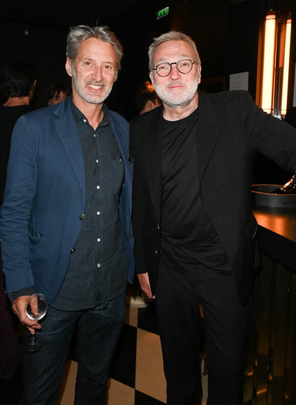 Exclusif - Antoine de Caunes et Laurent Ruquier - 100e du spectacle de Vincent Dedienne "Un soir de gala" aux théâtre Marigny à Paris, le 27 juin 2022. © Coadic Guirec/Bestimage