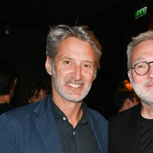 Exclusif - Antoine de Caunes et Laurent Ruquier - 100e du spectacle de Vincent Dedienne "Un soir de gala" aux théâtre Marigny à Paris, le 27 juin 2022. © Coadic Guirec/Bestimage