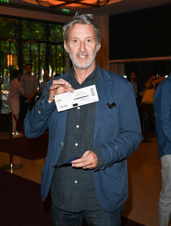 Exclusif - Antoine de Caunes - 100e du spectacle de Vincent Dedienne "Un soir de gala" aux théâtre Marigny à Paris, le 27 juin 2022. © Coadic Guirec/Bestimage