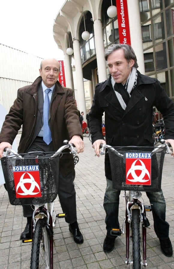 Paul Belmondo et Alain Juppé, maire de Bordeaux, découvrent les joies du Cyclab, un Vélib made in Bordeaux !