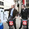 Paul Belmondo et Alain Juppé, maire de Bordeaux, découvrent les joies du Cyclab, un Vélib made in Bordeaux !