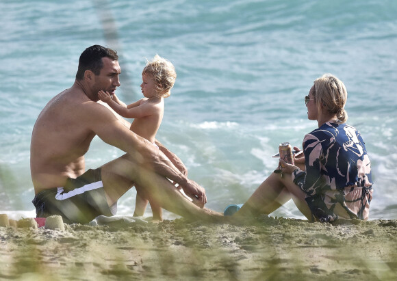 Hayden Panettiere avec son fiancé Wladimir Klitschko et leur fille Kaya se relaxent sur une plage de Miami le 2 décembre 2016.