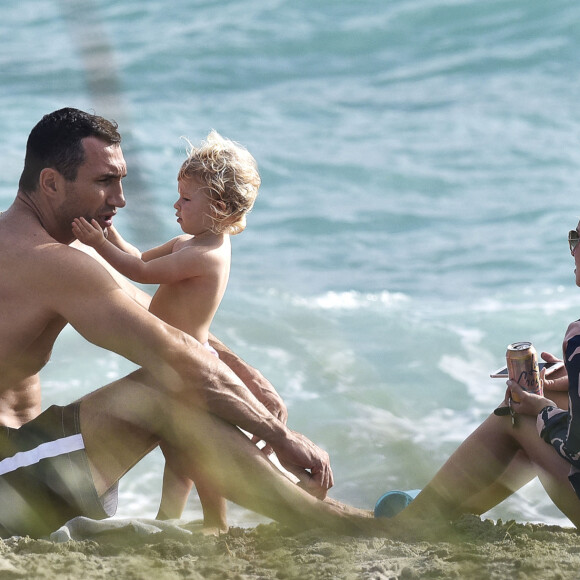 Hayden Panettiere avec son fiancé Wladimir Klitschko et leur fille Kaya se relaxent sur une plage de Miami le 2 décembre 2016.