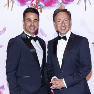 Stéphane Bern et son compagnon Yori Bailleres lors du Bal de la Rose 2022 au Sporting Club de Monaco en faveur de la Fondation Princesse Grace © Cyril Moreau / Pool Monaco / Bestimage