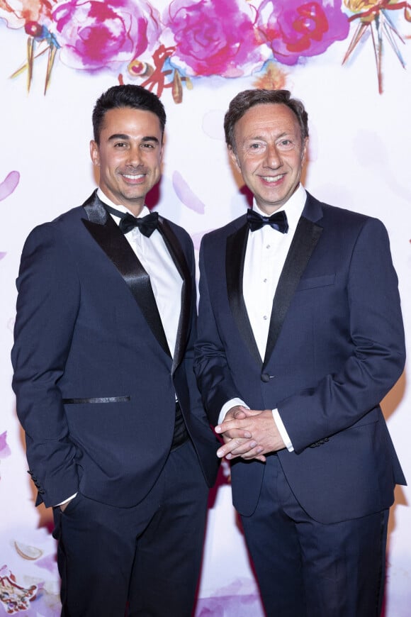 Stéphane Bern et son compagnon Yori Bailleres lors du Bal de la Rose 2022 au Sporting Club de Monaco en faveur de la Fondation Princesse Grace le 8 juillet 2022. © Cyril Moreau / Pool Monaco / Bestimage