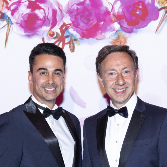 Stéphane Bern et son compagnon Yori Bailleres lors du Bal de la Rose 2022 au Sporting Club de Monaco en faveur de la Fondation Princesse Grace le 8 juillet 2022. © Cyril Moreau / Pool Monaco / Bestimage