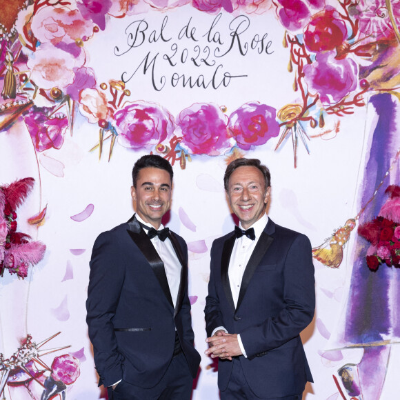Stéphane Bern et son compagnon Yori Bailleres lors du Bal de la Rose 2022 au Sporting Club de Monaco en faveur de la Fondation Princesse Grace le 8 juillet 2022. © Cyril Moreau / Pool Monaco / Bestimage