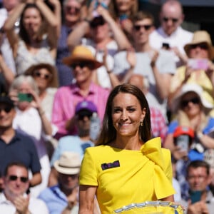 Catherine (Kate) Middleton, duchesse de Cambridge, remet le trophée à Elena Rybakina après la finale dame du tournoi de Wimbledon au All England Lawn Tennis and Croquet Club à Londres, Royaume Uni, le 9 juillet 2022. 