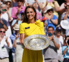 Catherine (Kate) Middleton, duchesse de Cambridge, remet le trophée à Elena Rybakina après la finale dame du tournoi de Wimbledon au All England Lawn Tennis and Croquet Club à Londres, Royaume Uni. 