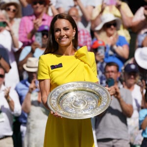 Catherine (Kate) Middleton, duchesse de Cambridge, remet le trophée à Elena Rybakina après la finale dame du tournoi de Wimbledon au All England Lawn Tennis and Croquet Club à Londres, Royaume Uni. 