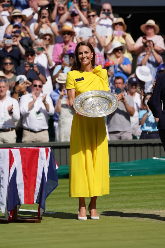 Catherine (Kate) Middleton, duchesse de Cambridge, remet le trophée à Elena Rybakina après la finale dame du tournoi de Wimbledon au All England Lawn Tennis and Croquet Club à Londres, Royaume Uni. 
