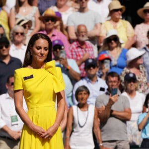 Catherine (Kate) Middleton, duchesse de Cambridge, remet le trophée à Elena Rybakina après la finale dame du tournoi de Wimbledon au All England Lawn Tennis and Croquet Club à Londres, Royaume Uni, le 9 juillet 2022. 