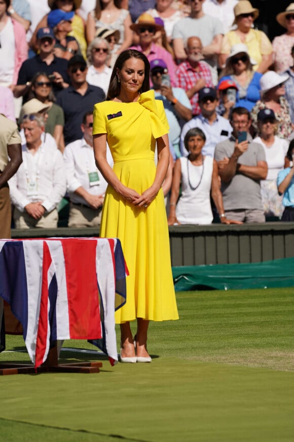 Catherine (Kate) Middleton, duchesse de Cambridge, remet le trophée à Elena Rybakina après la finale dame du tournoi de Wimbledon au All England Lawn Tennis and Croquet Club à Londres, Royaume Uni, le 9 juillet 2022. 