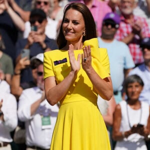 Catherine (Kate) Middleton, duchesse de Cambridge, remet le trophée à Elena Rybakina après la finale dame du tournoi de Wimbledon au All England Lawn Tennis and Croquet Club à Londres, Royaume Uni, le 9 juillet 2022. 