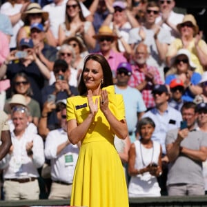 Catherine (Kate) Middleton, duchesse de Cambridge, remet le trophée à Elena Rybakina après la finale dame du tournoi de Wimbledon au All England Lawn Tennis and Croquet Club à Londres, Royaume Uni, le 9 juillet 2022. 