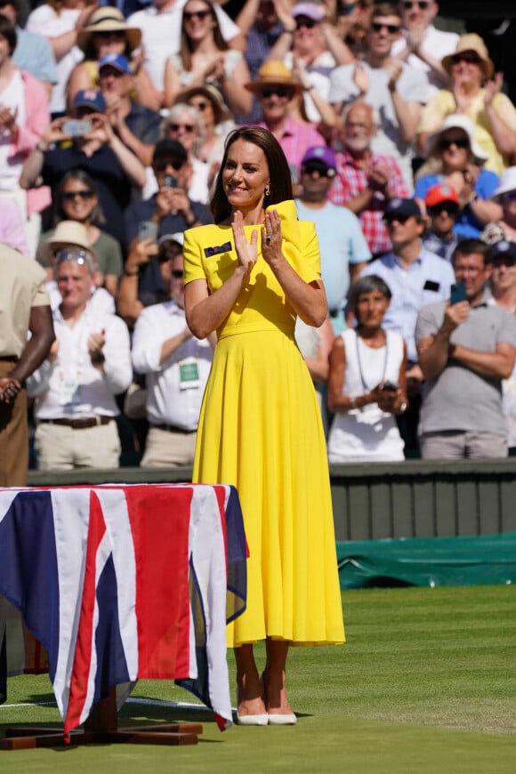 Catherine (Kate) Middleton, duchesse de Cambridge, remet le trophée à Elena Rybakina après la finale dame du tournoi de Wimbledon au All England Lawn Tennis and Croquet Club à Londres, Royaume Uni, le 9 juillet 2022. 