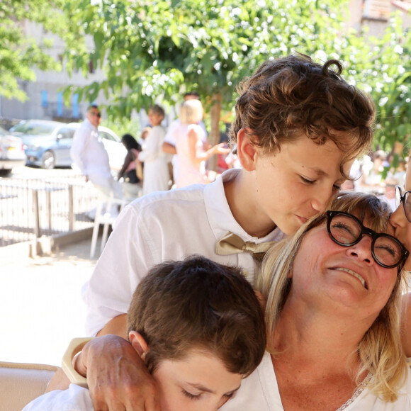 Exclusif - Christine Bravo et ses petits enfants - Mariage civil de Christine Bravo et Stéphane Bachot devant la mairie de Occhiatana en Corse le 11 Juin 2022 © Dominique Jacovides / Bestimage