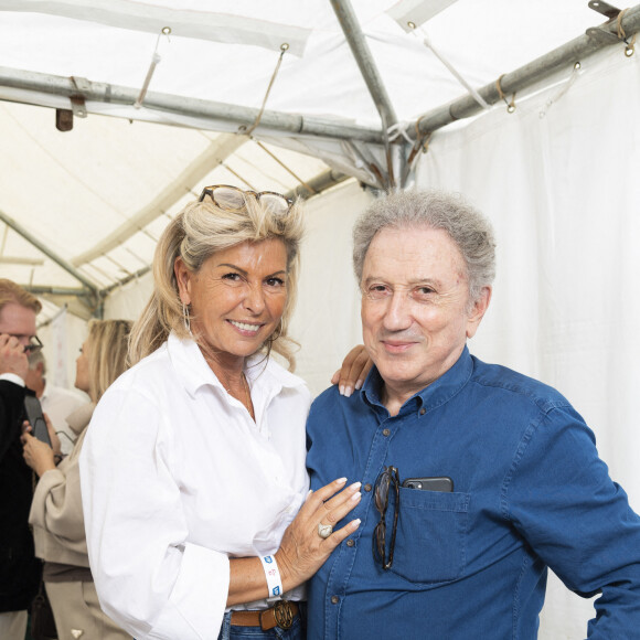 Michel Drucker et Caroline Margeridon - Festival des Livres et des Artistes organisé par l'association "Lecture pour Tous" engagée dans la lutte contre l'illettrisme au Mail Branly à Paris le 2 juillet 2022. © Pierre Perusseau / Jack Tribeca / Bestimage 