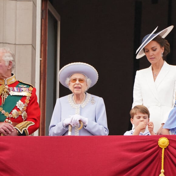 La reine Elizabeth II d'Angleterre, le prince William et Kate Middleton, le prince George, la princesse Charlotte, le prince Louis - La famille royale salue la foule depuis le balcon du Palais de Buckingham. Londres, le 2 juin 2022.