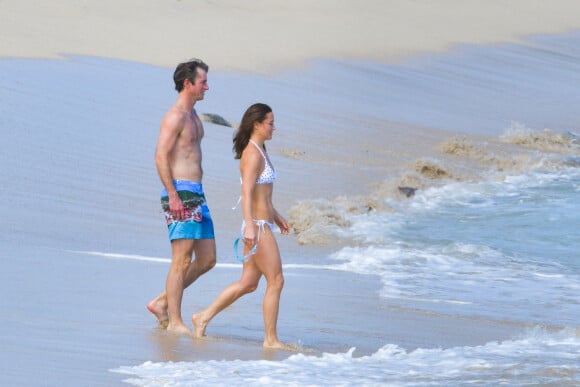 Pippa Middleton, son mari James Matthews - Pippa Middleton se baigne dans les eaux bleues de Saint Barthélemy avec sa famille le 25 décembre 2019.