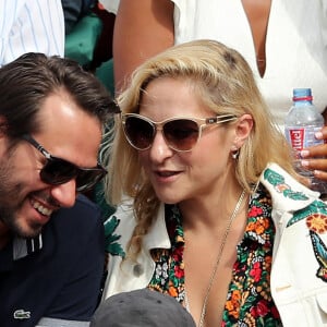 Marilou Berry et son compagnon Alexis dit Le Diamantaire (artiste street art), Pascal Elbé - Les célébrités dans les tribunes lors des internationaux de France de Roland-Garros à Paris, le 4 juin 2017. © Dominique Jacovides-Cyril Moreau/Bestimage 