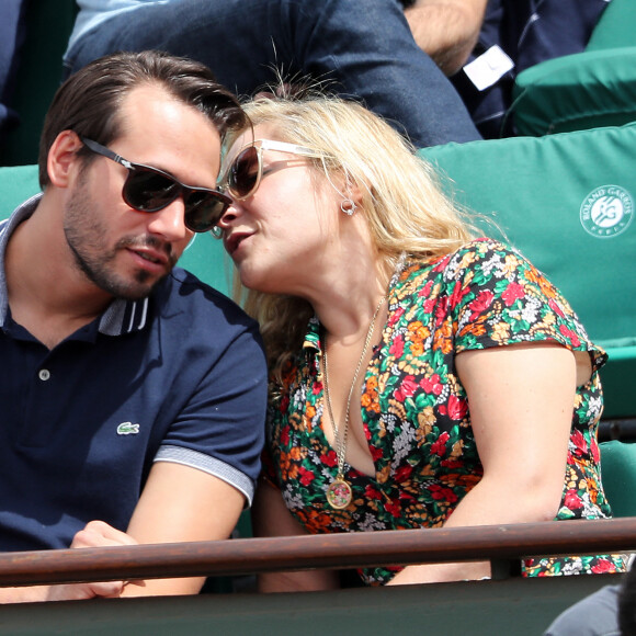 Marilou Berry et son compagnon Alexis dit Le Diamantaire (artiste street art) - Les célébrités dans les tribunes lors des internationaux de France de Roland-Garros à Paris, le 4 juin 2017. © Dominique Jacovides-Cyril Moreau/Bestimage 