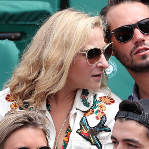 Marilou Berry et son compagnon Alexis dit Le Diamantaire (artiste street art) - Les célébrités dans les tribunes lors des internationaux de France de Roland-Garros à Paris, le 4 juin 2017. © Dominique Jacovides-Cyril Moreau/Bestimage 