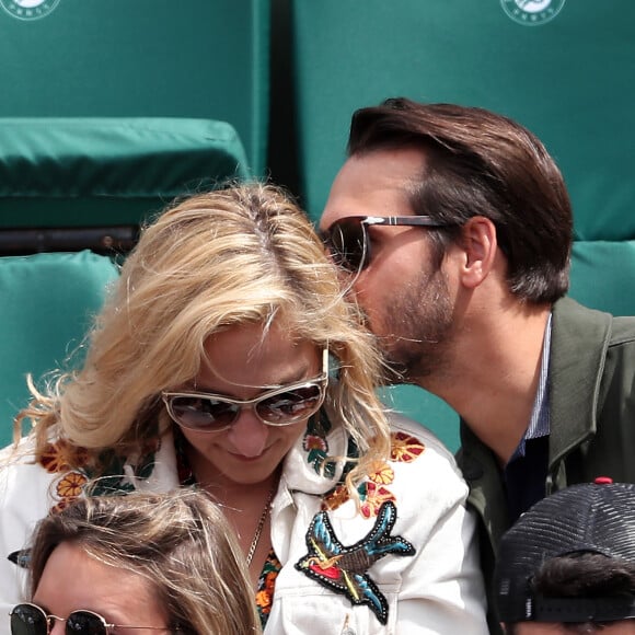 Marilou Berry et son compagnon Alexis dit Le Diamantaire (artiste street art) - Les célébrités dans les tribunes lors des internationaux de France de Roland-Garros à Paris, le 4 juin 2017. © Dominique Jacovides-Cyril Moreau/Bestimage 