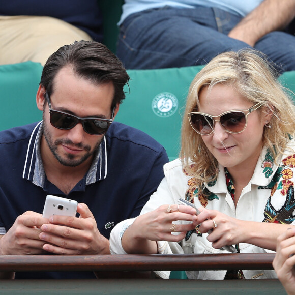 Marilou Berry et son compagnon Alexis dit Le Diamantaire (artiste street art) - Les célébrités dans les tribunes lors des internationaux de France de Roland-Garros à Paris, le 4 juin 2017. © Dominique Jacovides-Cyril Moreau/Bestimage 