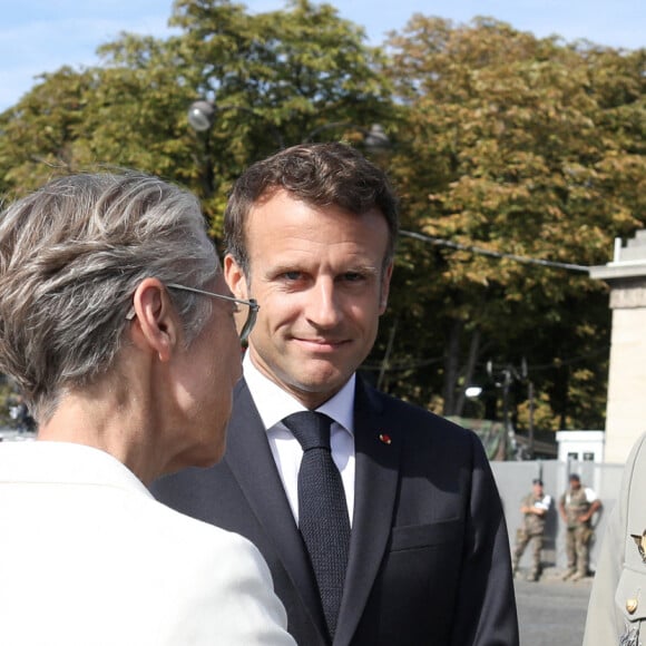 Le président français Emmanuel Macron, Thierry Burkhard, chef d'état major des armées et la première ministre Elisabeth Borne lors du défilé du 14 juillet 2022 , place de la Concorde, Paris, © Stéphane Lemouton / Bestimage