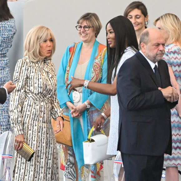 La première dame Brigitte Macron avec Naomi Campbell lors de la parade militaire du 14 juillet à Paris © Lionel Urman / Panoramic / Bestimage