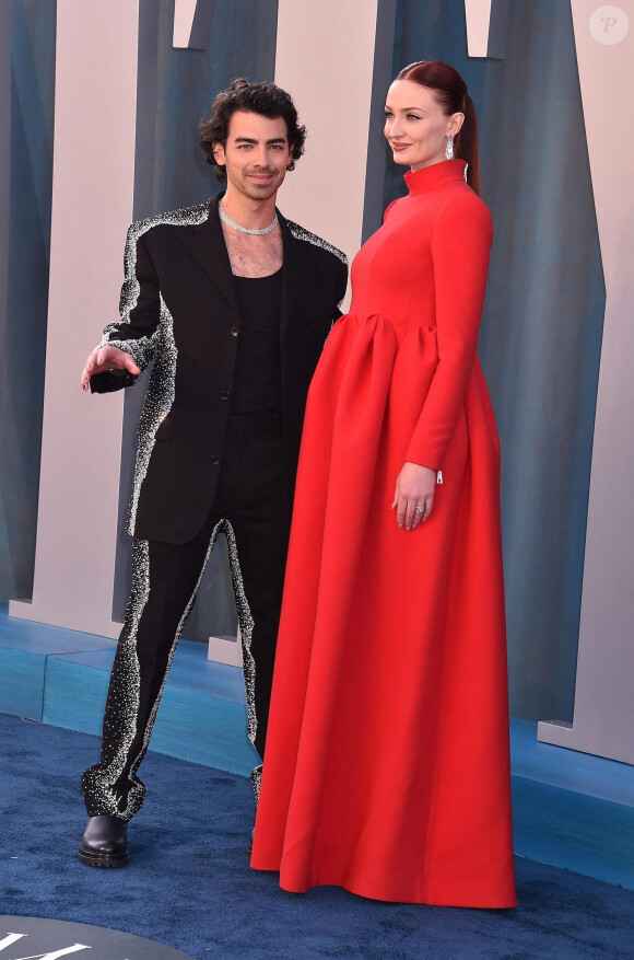 Sophie Turner et Joe Jonas au photocall de la soirée "Vanity Fair" lors de la 94ème édition de la cérémonie des Oscars à Los Angeles, le 27 mars 2022. 