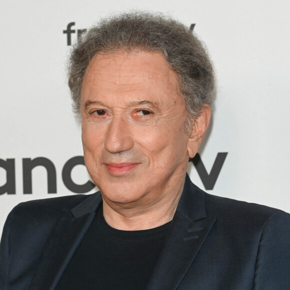 Michel Drucker au photocall pour la conférence de presse de rentrée de France TV à la Grande Halle de la Villette à Paris, France, le 6 juillet 2022. © Coadic Guirec/Bestimage 