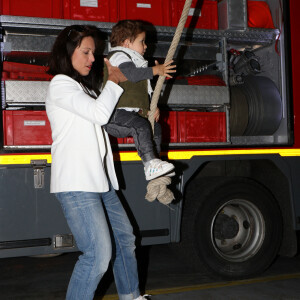 Natasha St-Pier, son mari Grégory Quillacq avec leur fils Bixente soutiennent l'association "Petit Coeur de Beurre" lors du week-end de la Cardiopathie Congénitale à la caserne des pompiers de Malar à Paris le 1er octobre 2016.