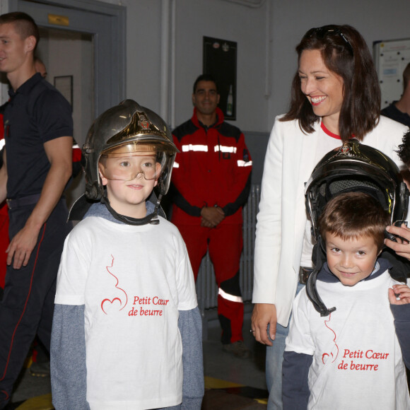 Natasha St-Pier, son mari Grégory Quillacq avec leur fils Bixente soutiennent l'association "Petit Coeur de Beurre" lors du week-end de la Cardiopathie Congénitale à la caserne des pompiers de Malar à Paris le 1er octobre 2016.