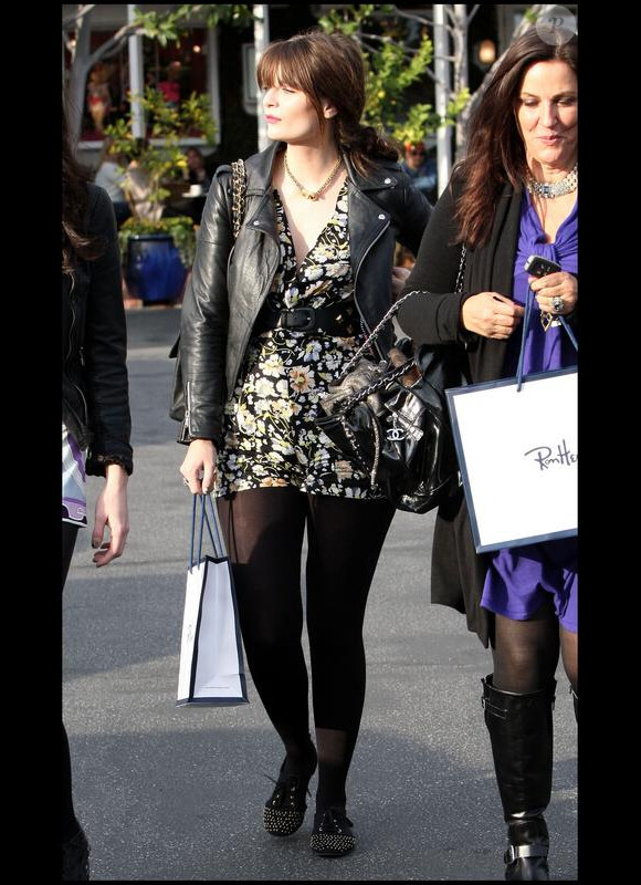Mischa Barton rentre d'une séance shopping chez Ron Herman le 4 février 2010 à Beverly Hills