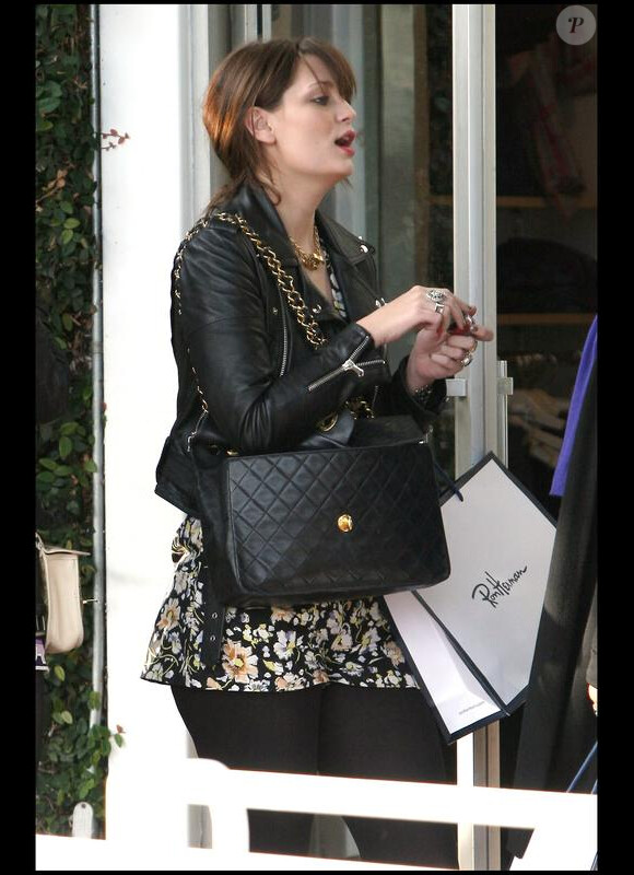 Mischa Barton rentre d'une séance shopping chez Ron Herman le 4 février 2010 à Beverly Hills