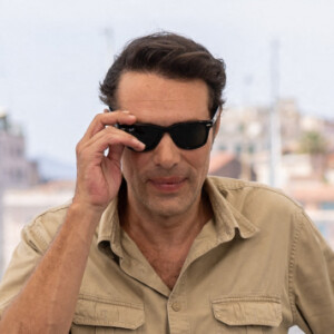 Le réalisateur Nicolas Bedos au photocall de "Mascarade" lors du 75ème Festival International du Film de Cannes, le 28 mai 2022. © Olivier Borde / Bestimage 