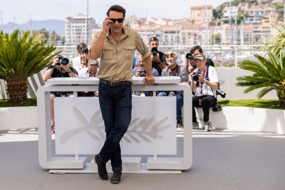 Le réalisateur Nicolas Bedos au photocall de "Mascarade" lors du 75ème Festival International du Film de Cannes, le 28 mai 2022. © Olivier Borde / Bestimage 