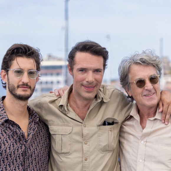 Pierre Niney, le réalisateur Nicolas Bedos et François Cluzet au photocall de "Mascarade" lors du 75ème Festival International du Film de Cannes, le 28 mai 2022. © Olivier Borde / Bestimage 