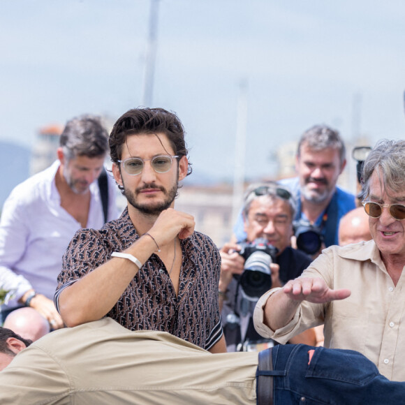 Pierre Niney, le réalisateur Nicolas Bedos et François Cluzet au photocall de "Mascarade" lors du 75ème Festival International du Film de Cannes, le 28 mai 2022. © Olivier Borde / Bestimage 